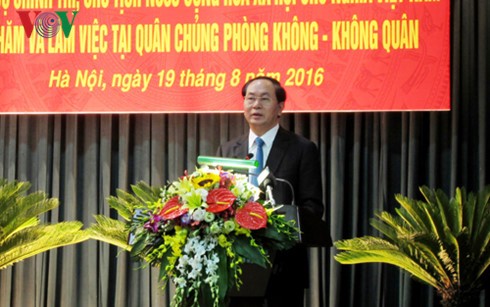 Staatspräsident Tran Dai Quang besucht Luftwaffe - ảnh 1